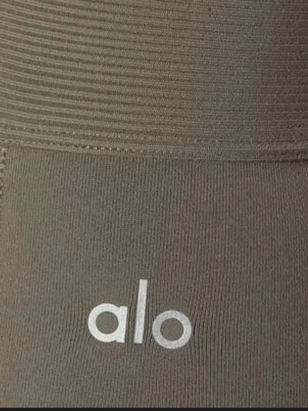 Alo Yoga • Avenue • High Rise Leggings